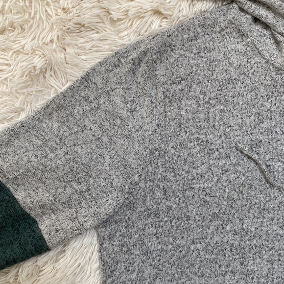 Magnolia Boutique Hooded Hacci Top ๐ Gray Black & Green - Picture 5 of 15